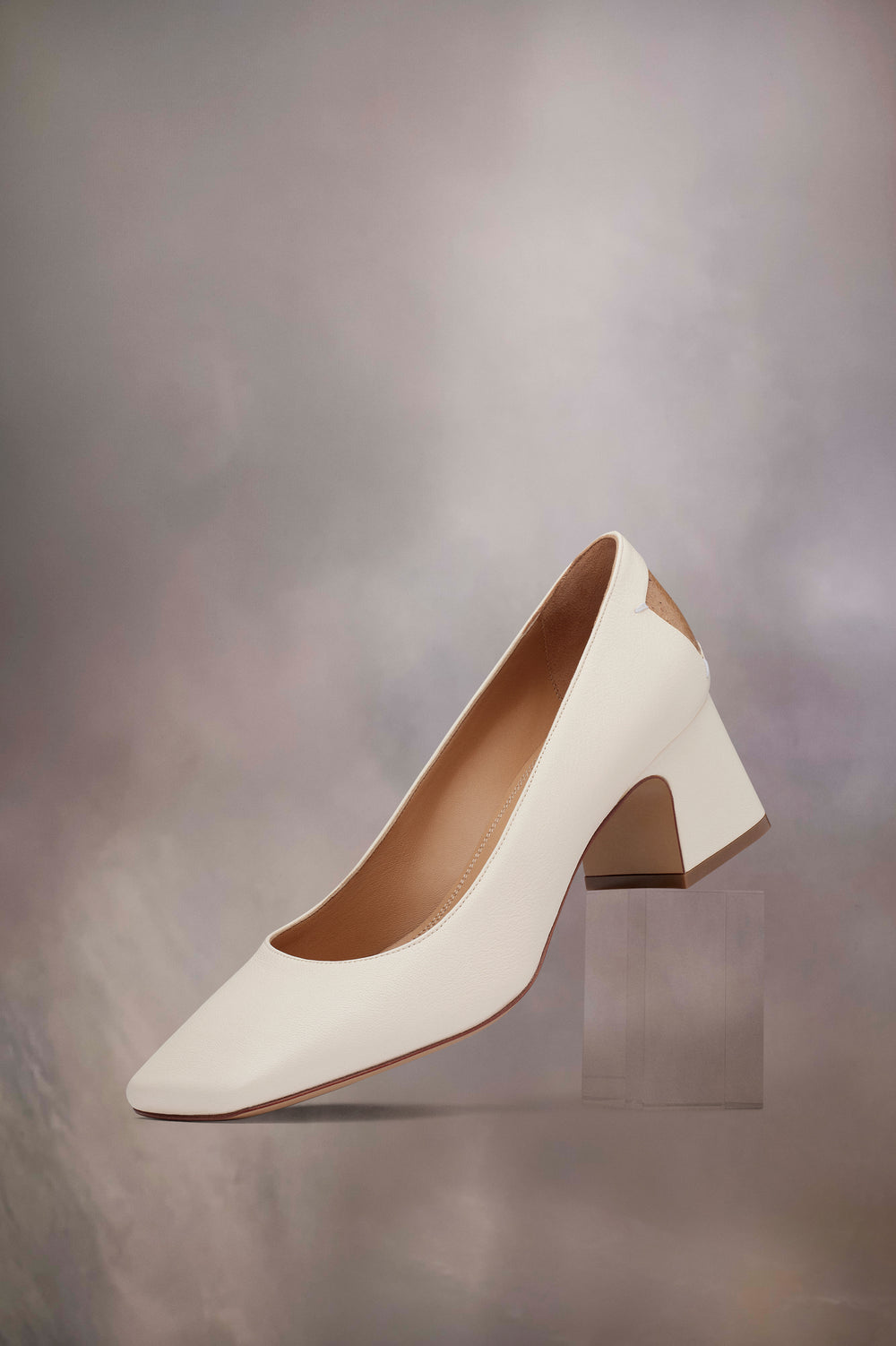 Four stitches décortiqué pumps