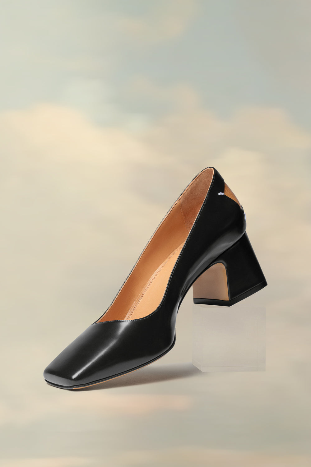 Four stitches décortiqué pumps