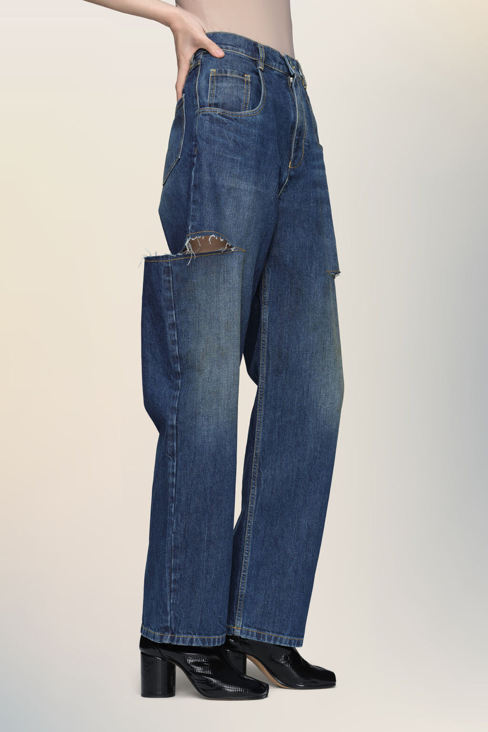 Cut-out jeans