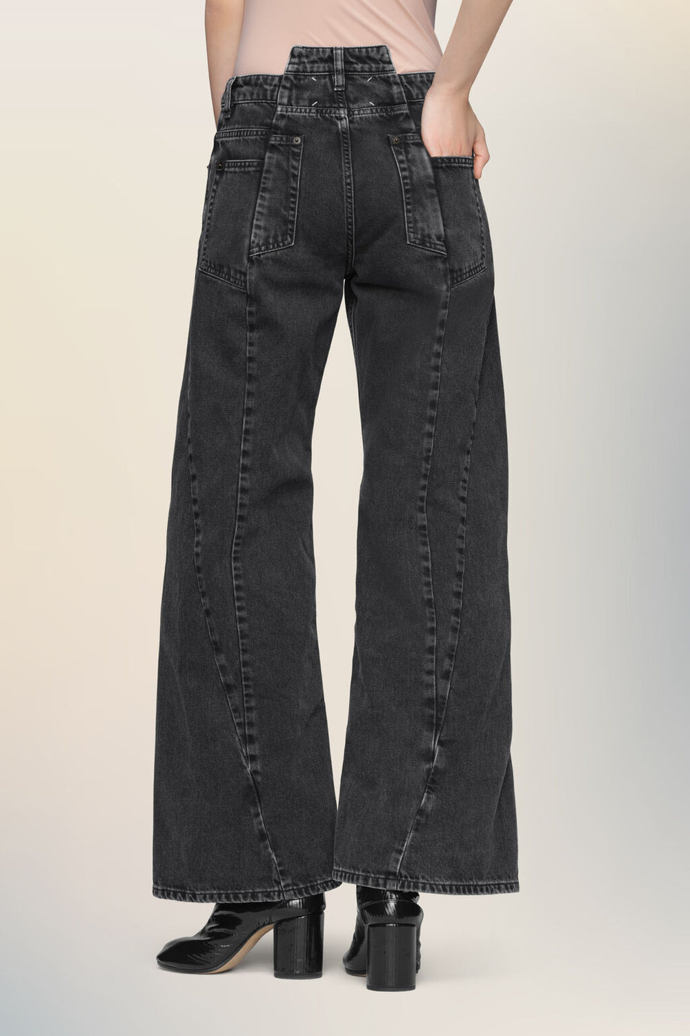 Cut-out jeans