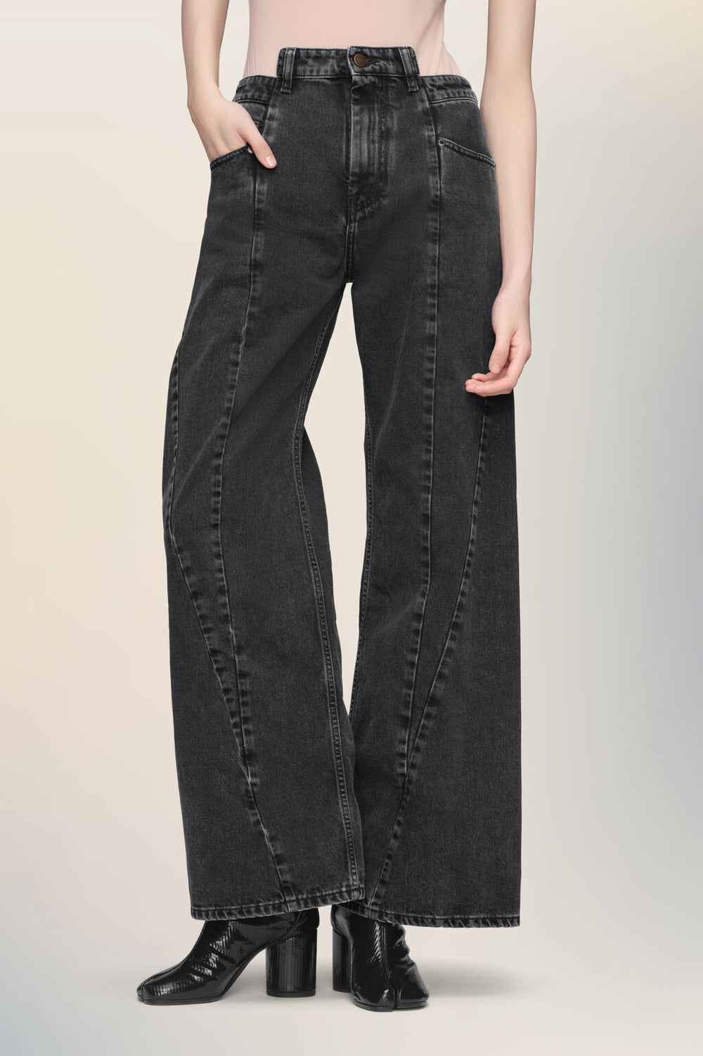 Cut-out jeans