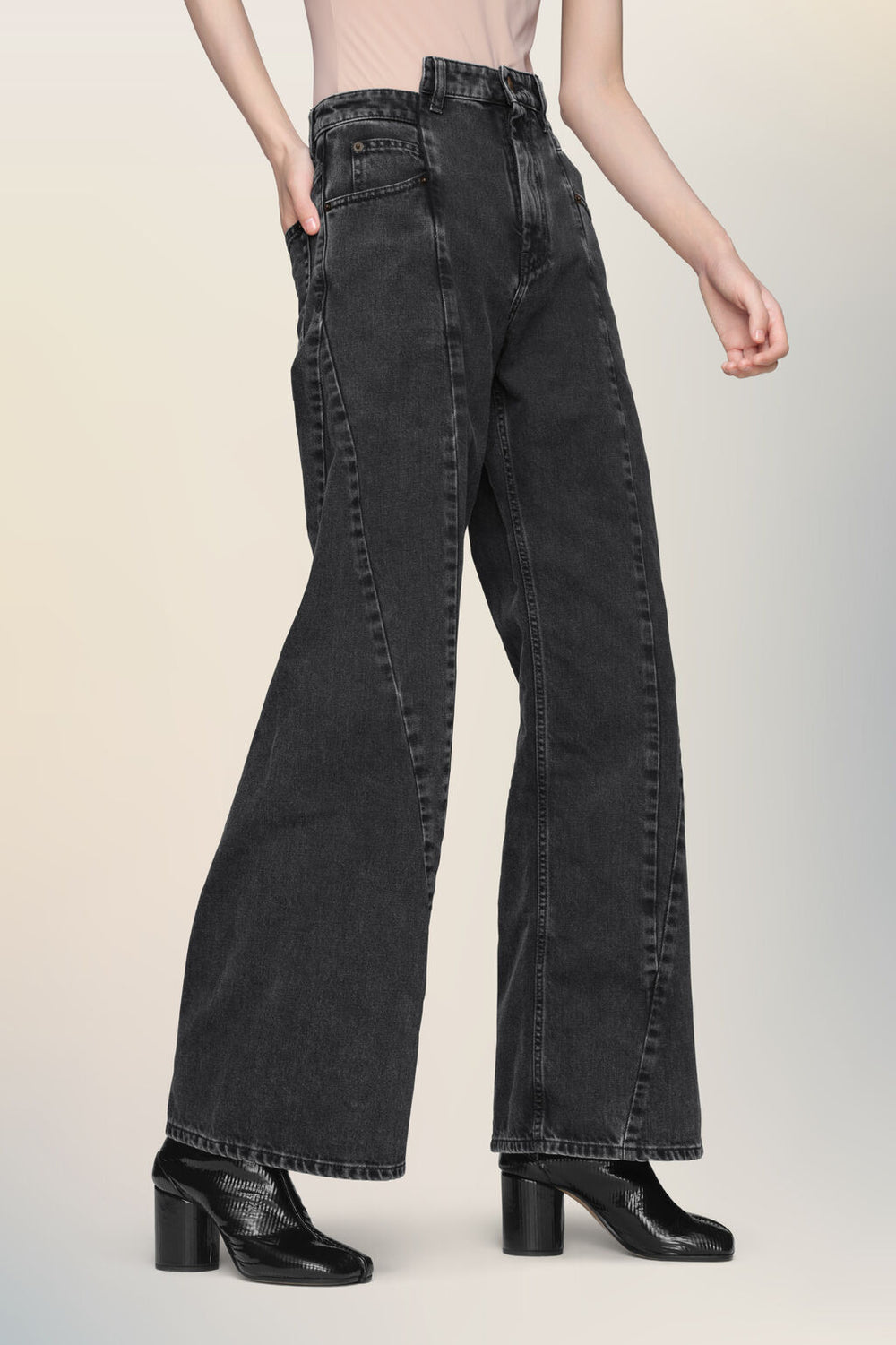 Cut-out jeans