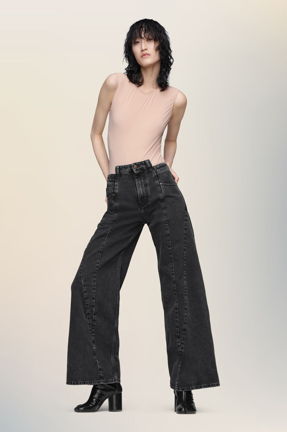 Cut-out jeans